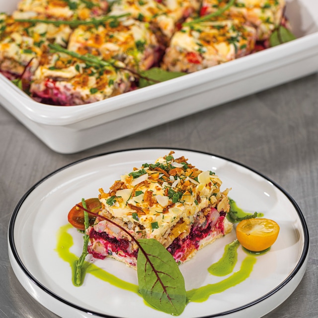 Sałatka z solonego śledzia/ krakersy/ buraki/ twarożek/ olej koperkowy